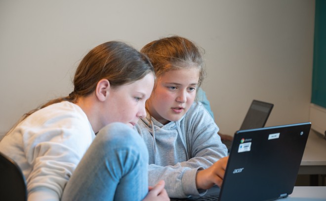 To jenter sitter i klasserommet og spiller Numetry sammen